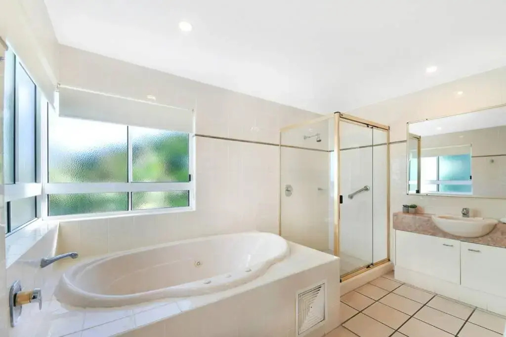 2 Bedroom Alex Unit - Ocean, Pool and Park Views