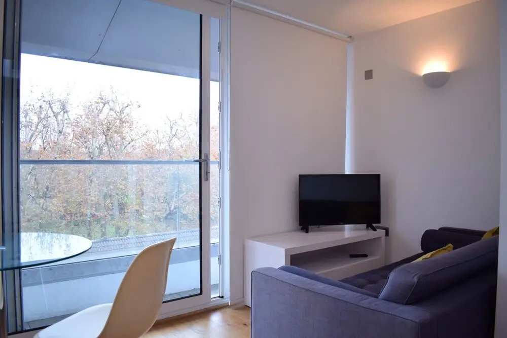 Modern 1 Bedroom Flat in Chelsea With Balcony
