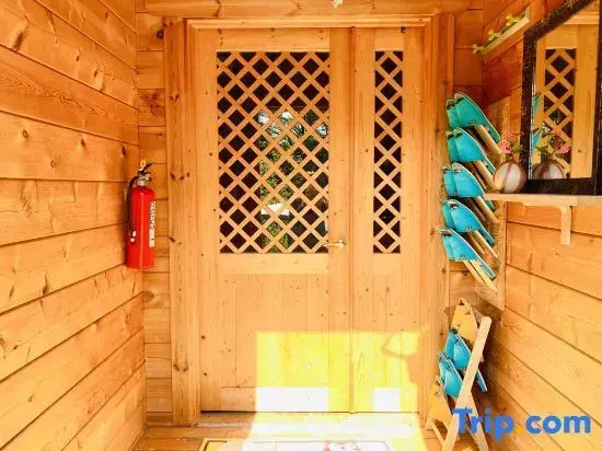 Tomys Log House - Need CAR