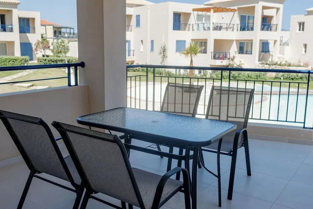 Phaedrus Living: Seaside Thalassa Cretan D101