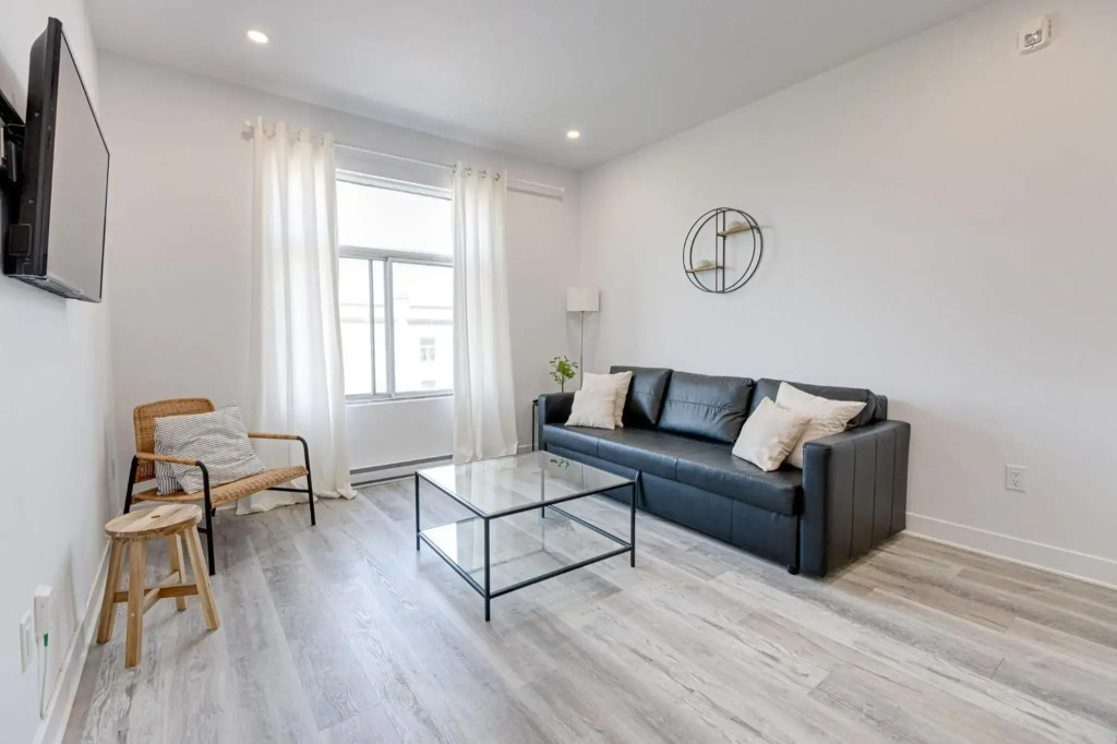 M11 Upscale Spacious 1BR w Kingbed AC in Heart of Plateau Mile-end