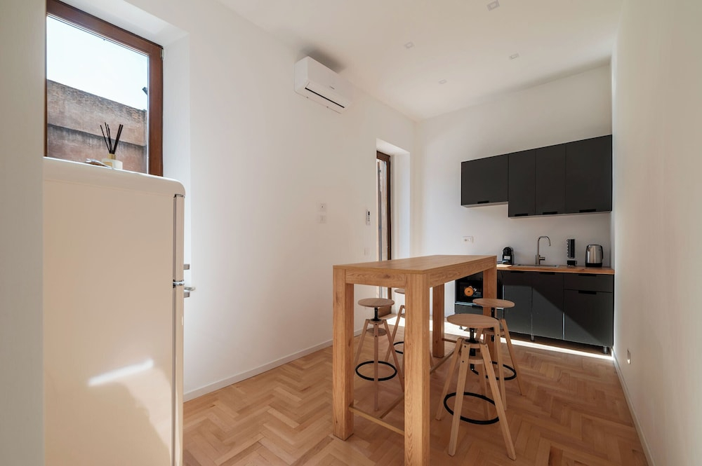 JOIVY Modern Rooms & Apartments near the Colosseum