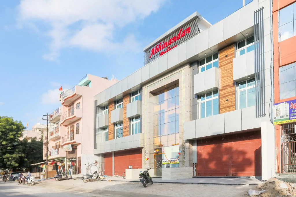 Capital O 42705 Hotel Abhinandan Palace