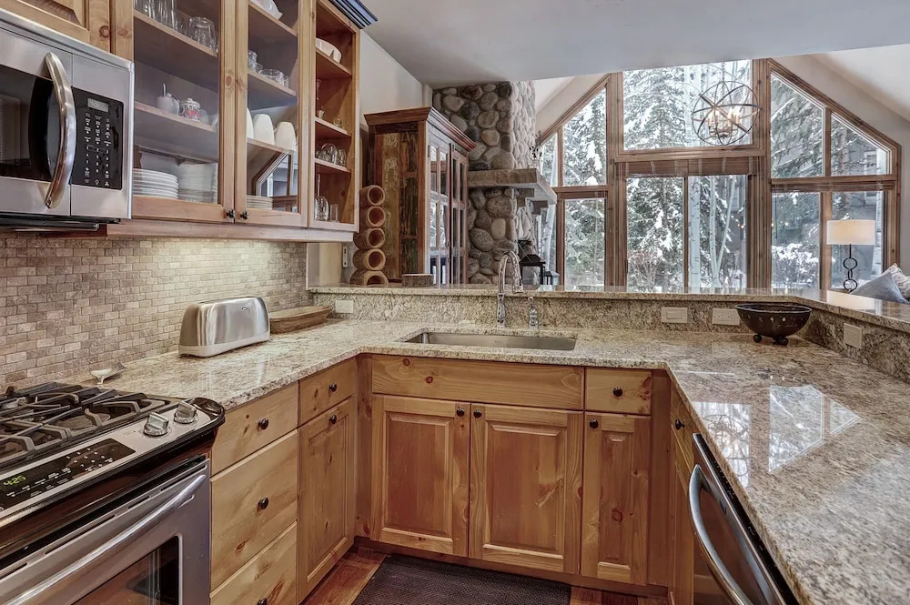 High Ceilings, Natural Light- 3 Bedroom Arrowhead Village Condo