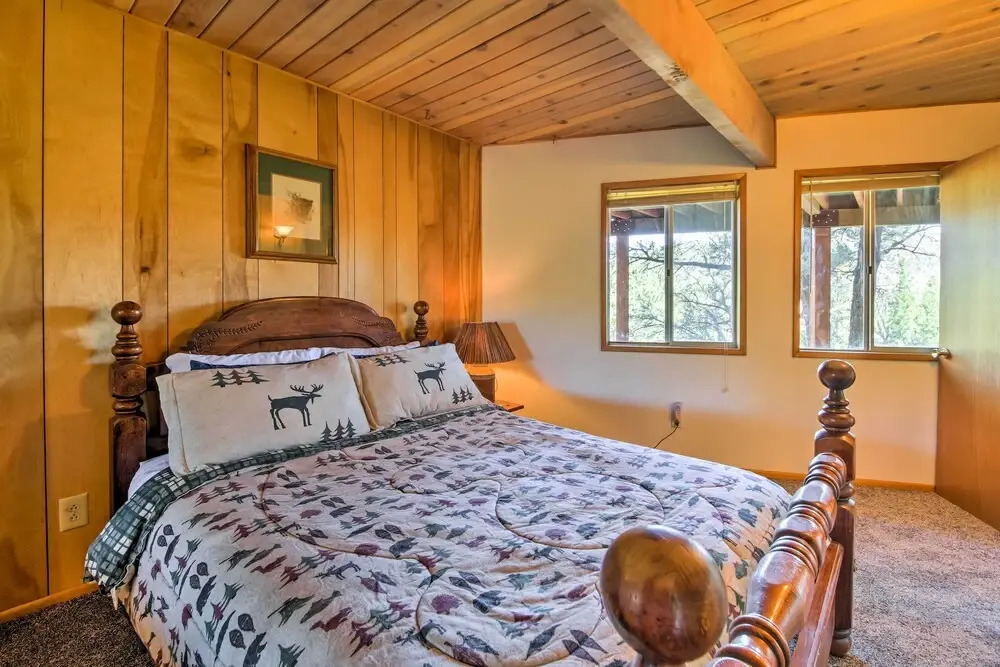 5 Mi to Big Bear Mtn Resort: Cozy Cabin w/ Deck