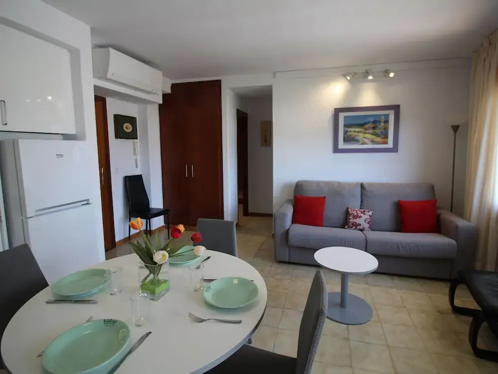 Modern-chic Apartment in Rosas Near the Beach