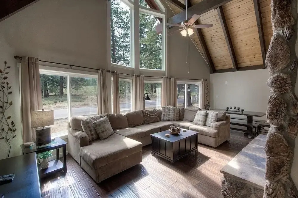 Snowshoe Chalet 3 Bedroom Cabin by RedAwning