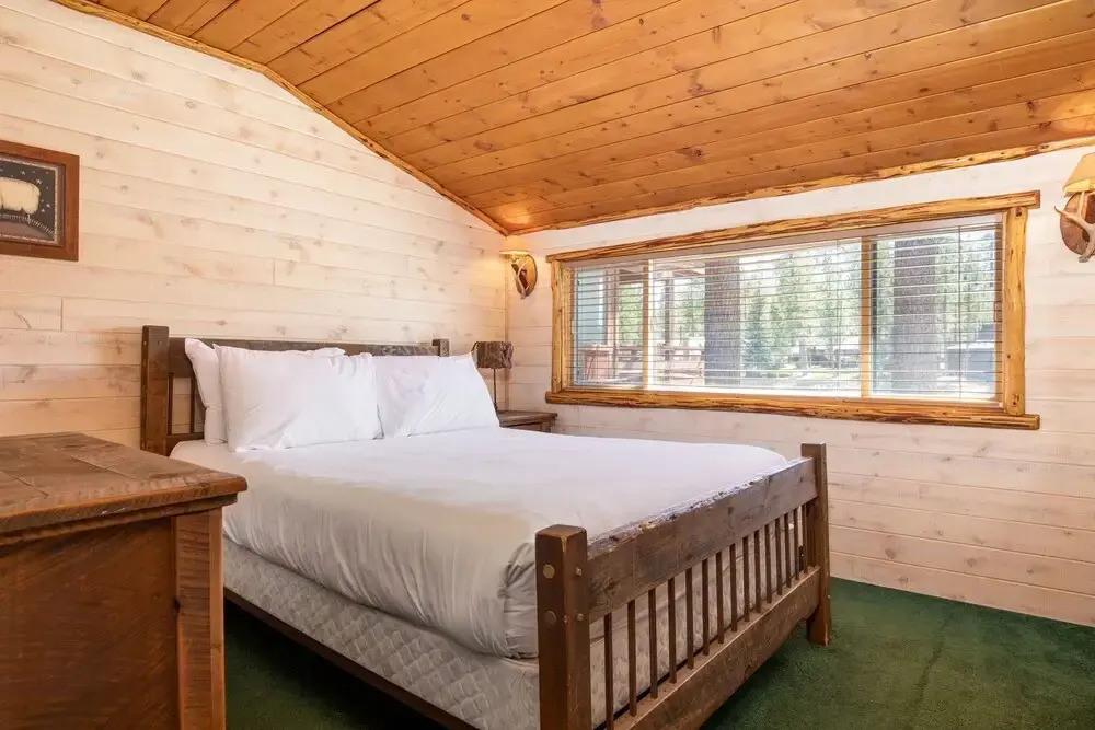 Moosehead by AvantStay Lakefront Cabin w Pool Table Bar and Lake Access