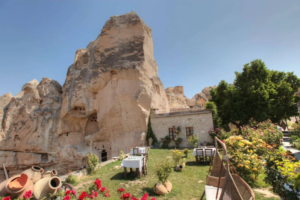Elegance Cave Suites & Restaurant