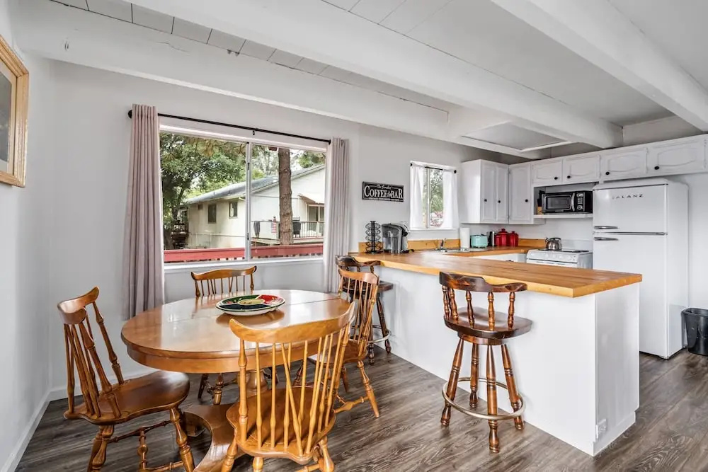 Huckleberry Cabin - Pet Friendly with Big Deck by Yosemite Region Resorts