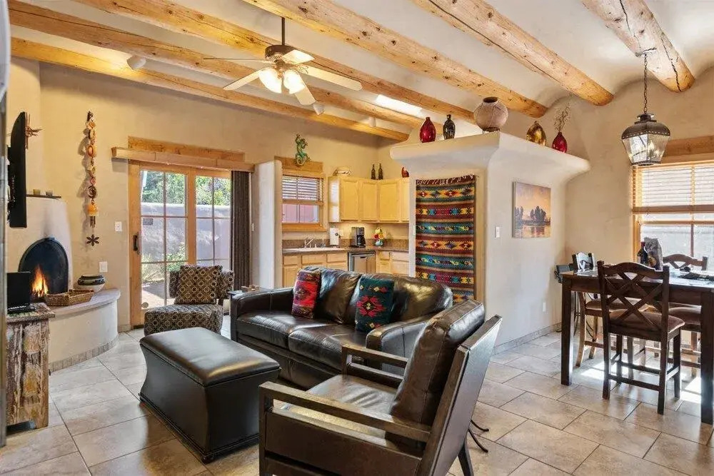 Kiva - Stunning & Lovely With Kiva Fireplace, Walk to the Plaza and the Railyard