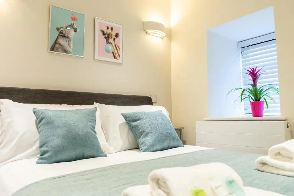 Stylish 2 Bed Apartment, Stunning City Centre Location, with FREE Secure, Gated Parking On-Site & Private WiFi, with Private Entrance & Courtyard Garden & Highly Rated
