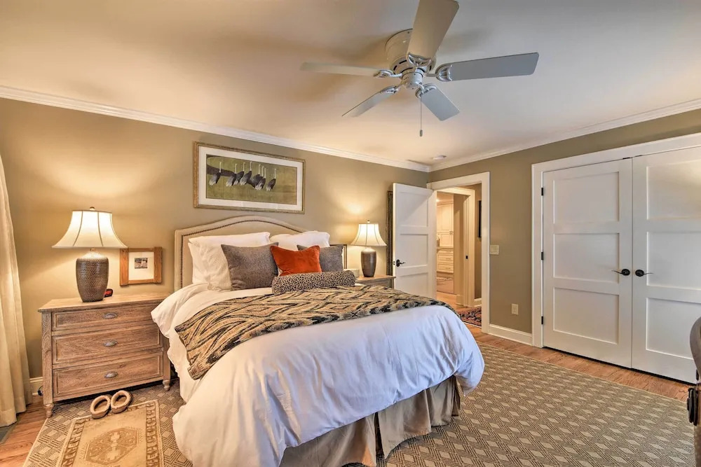 2 Living Areas + Fireplace: Mirror Lake Cottage!