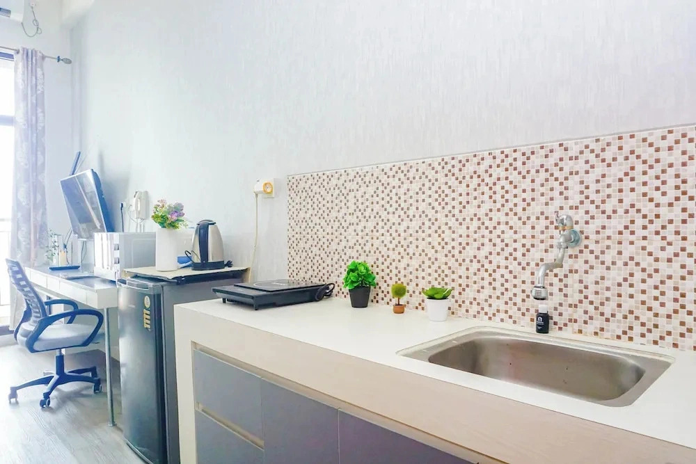 Smart Layout Studio At Dave Apartment Near Universitas Indonesia