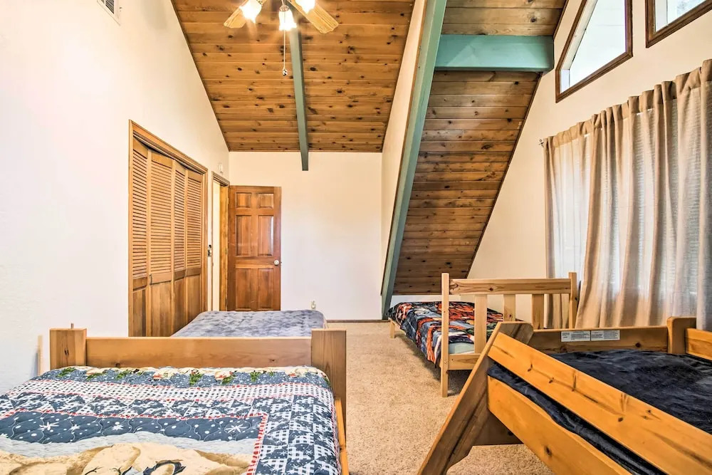 5 Mi to Lake Arrowhead Village: Cabin w/ Game Room