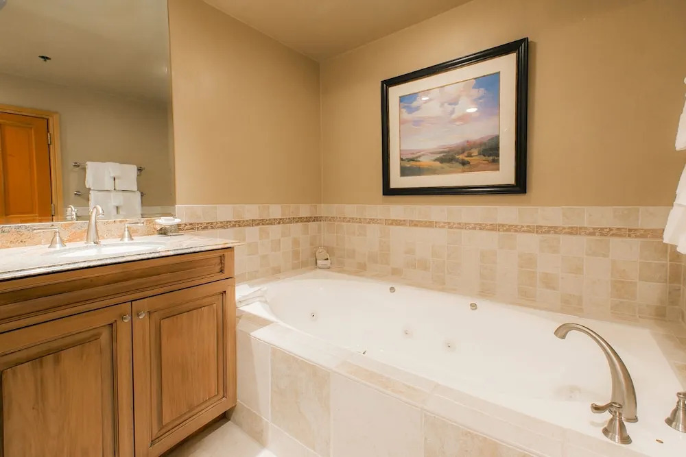 Premium Luxury Three Bedroom Suite with Hot Tub