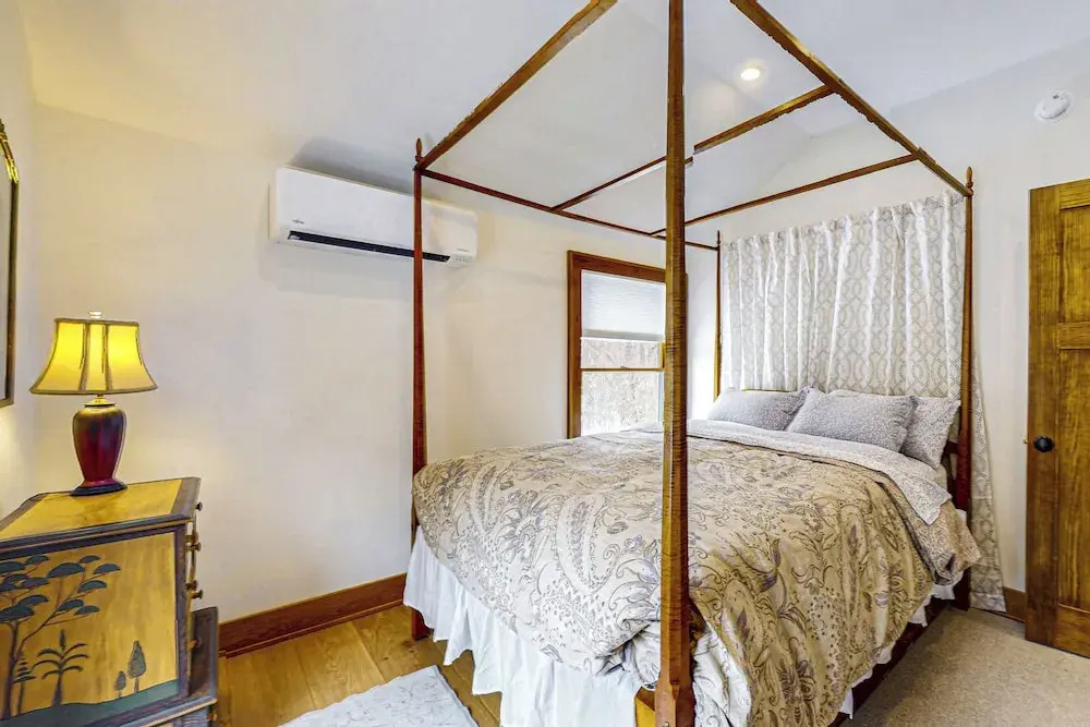 New Home: 2 Mins to Lake Park, Beach & Town