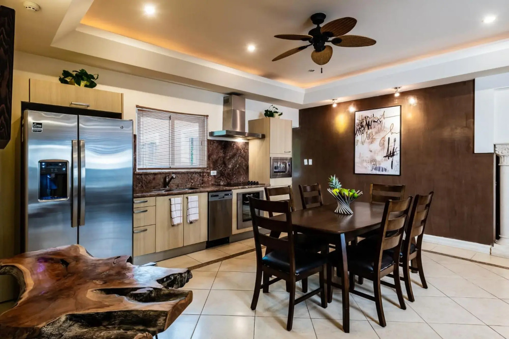 LUXURY 3BR appt, CENTER, 2 min to BEACH, hi-speed wifi