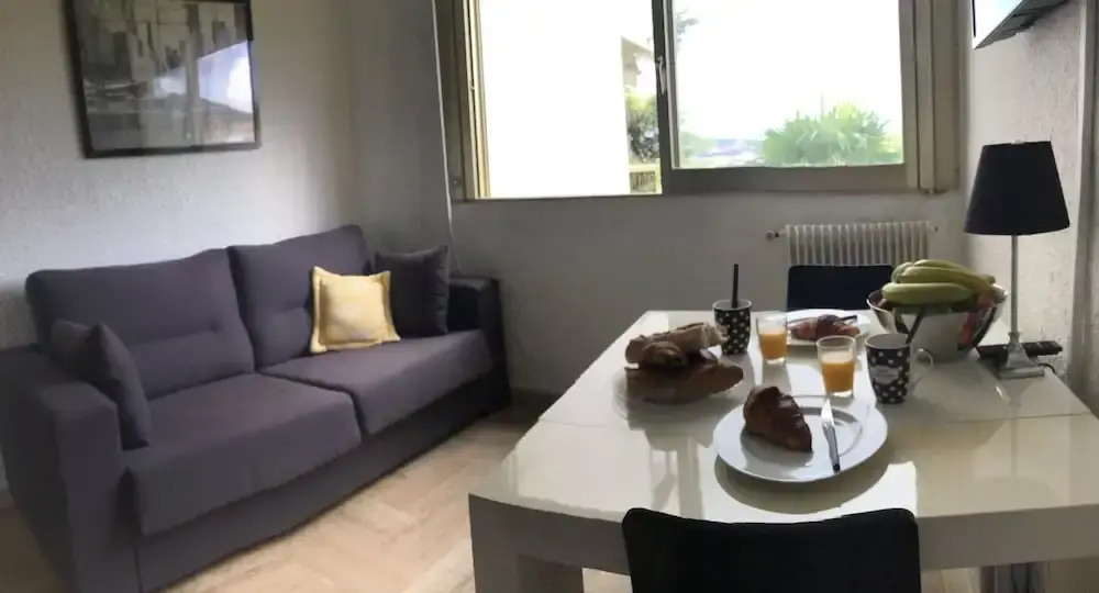 Studio in upscale residence by Weekome