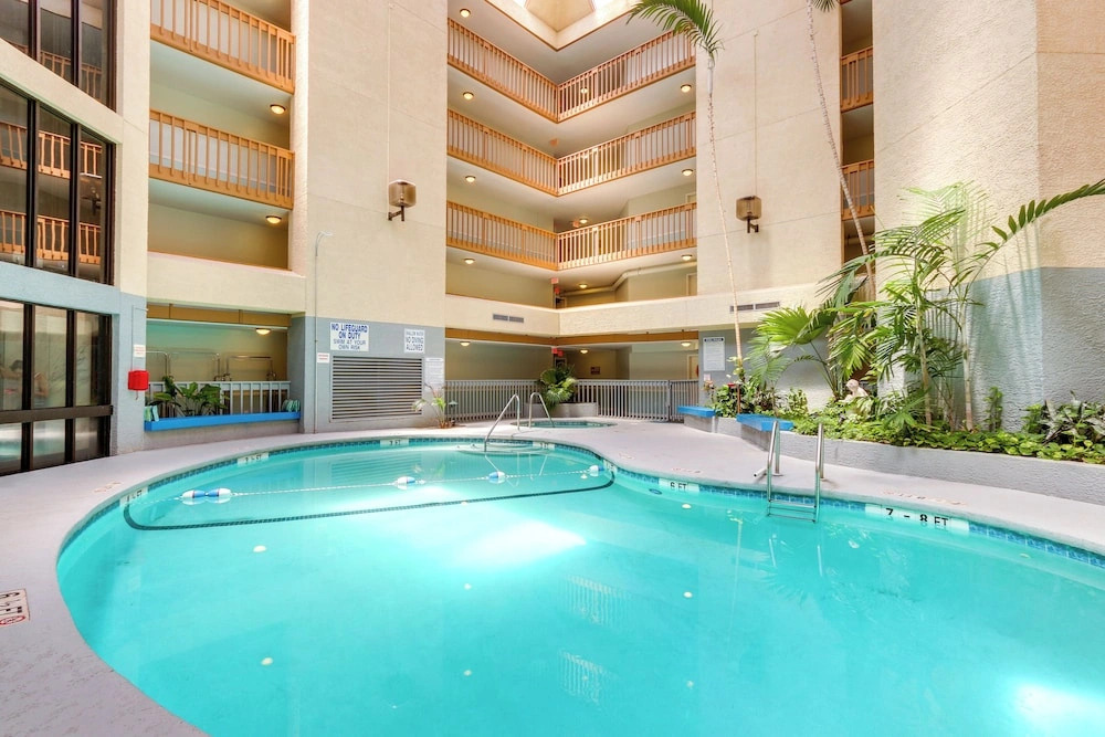 Steps to Sand! Retreat w/ 2 Pools in Hilton Head