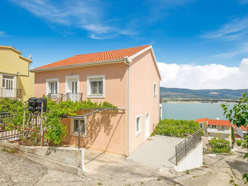 Sea-view Apartment in Mastrinka - Trogir With Balcony
