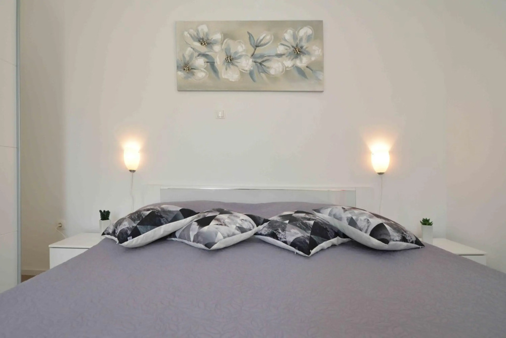 Beach apartment KATE with sea view, balcony and parking, MURTER, DALMATIA