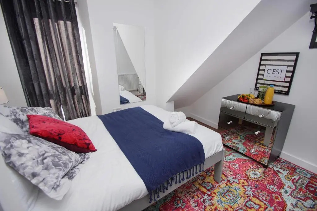 Air Host and Stay - Apartment 4 Broadhurst Court sleeps 4 minutes from town centre
