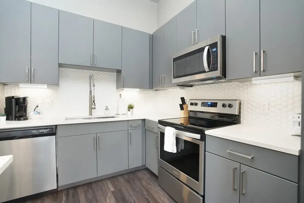 1 BR and 2 BR near Downtown by Frontdesk