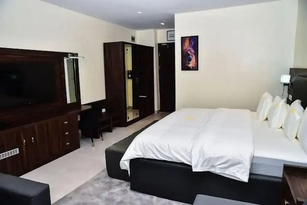 3pple M Continental Hotel & Suites