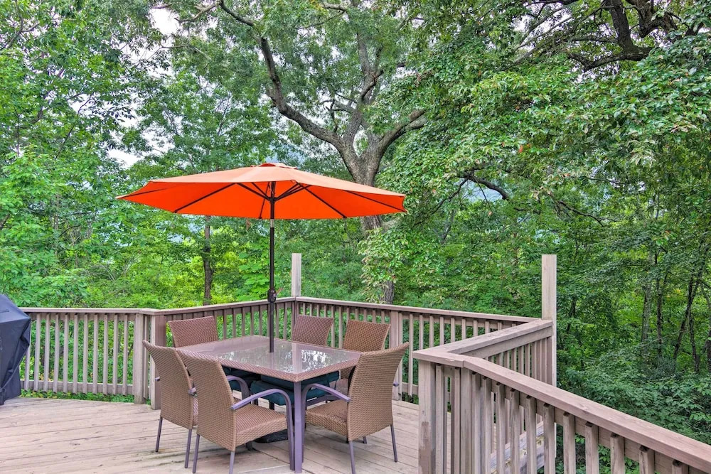 Luxe Rumbling Bald Home w/ Deck & Mountain View