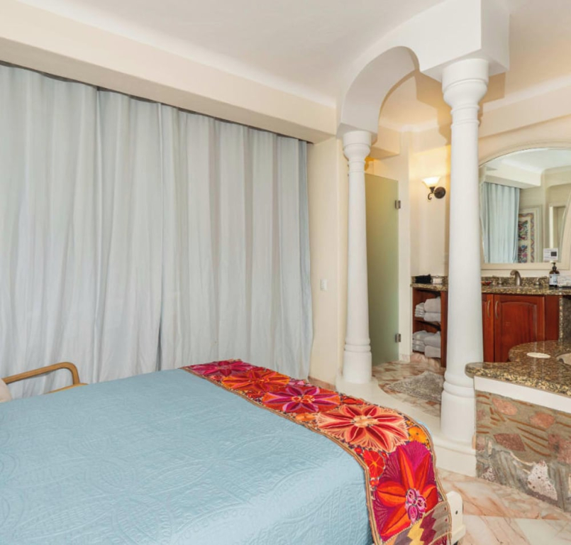 Ocean Front Penthouse Pool Sleeps 8 People