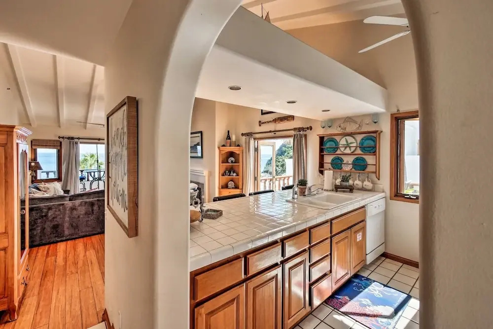 Ocean-view Hamilton Cove Penthouse W/ Pool & Gym 1 Bedroom Villa