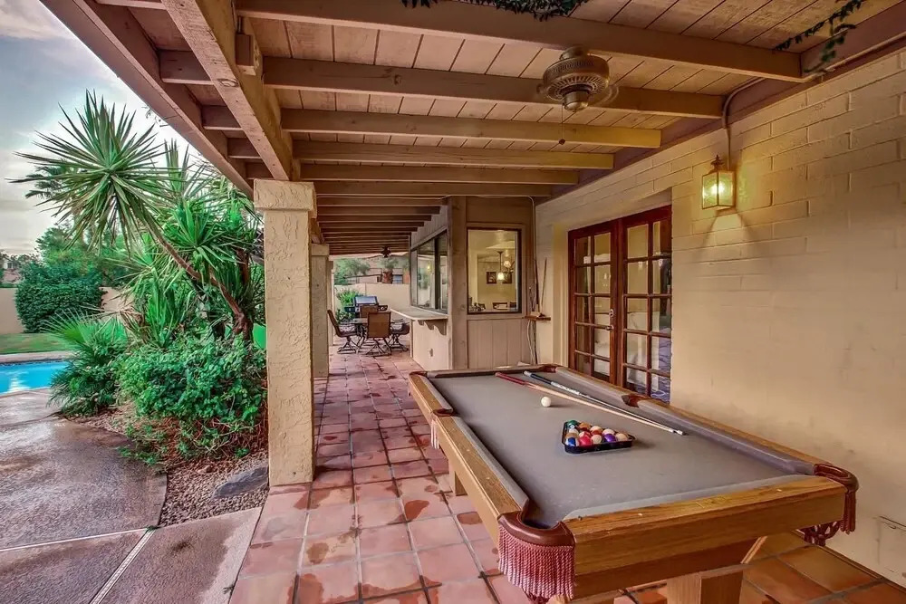 SLS Kathleen Amazing Location with FREE Heated Pool, Spa, Pool Table &