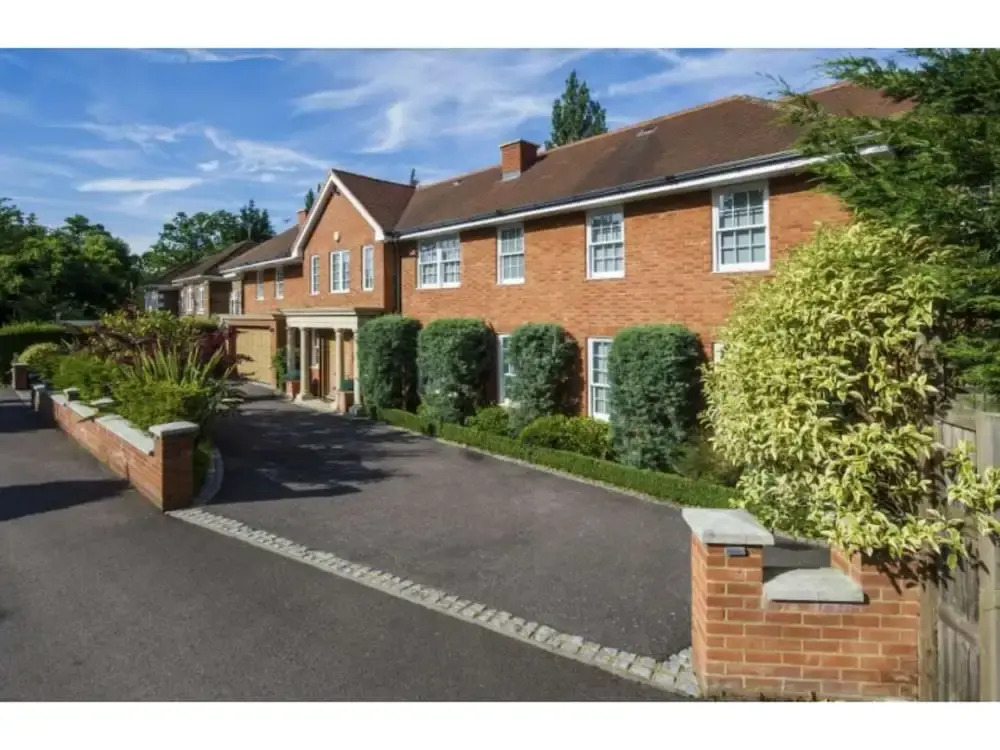 Luxury 6 Bedroom House for 12, With Parking