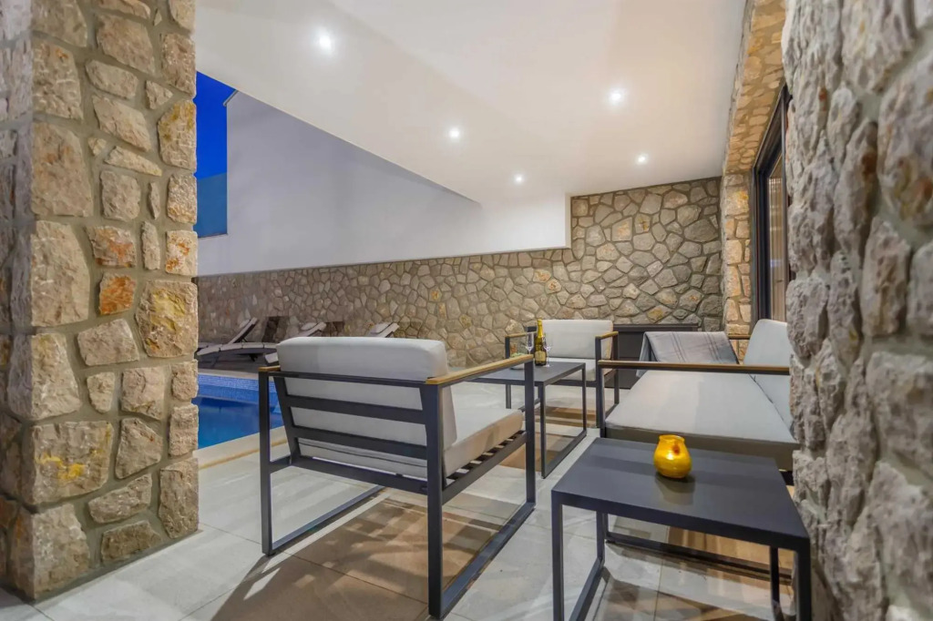Villa MARIA with heated swimming pool