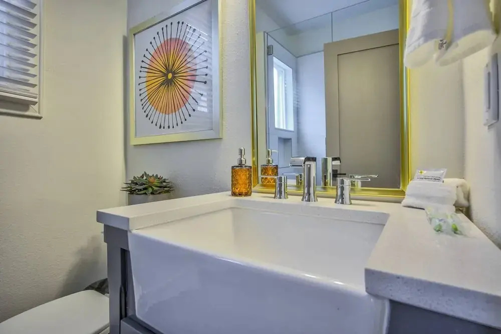 3BD Downtown Modern Victorian W/hot Tub, Park & Lake!