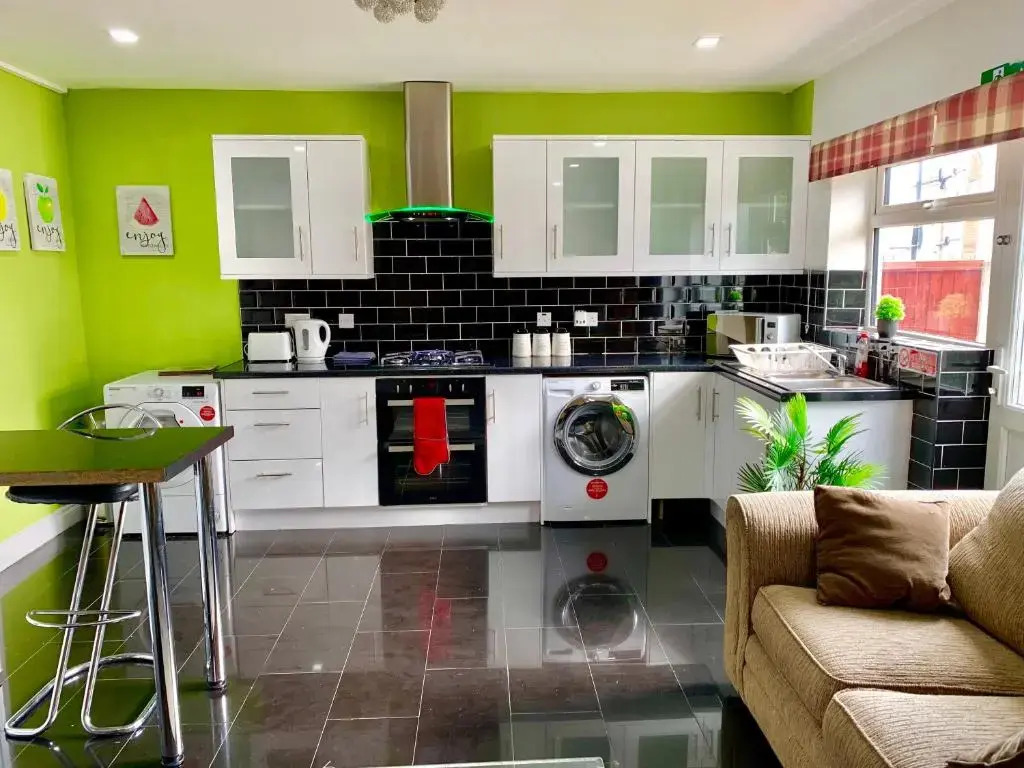 2 Bedroom 2 Bathroom Ground Floor Apartment in Newbury Park Ilford with Garden Parking and Fast WiFi