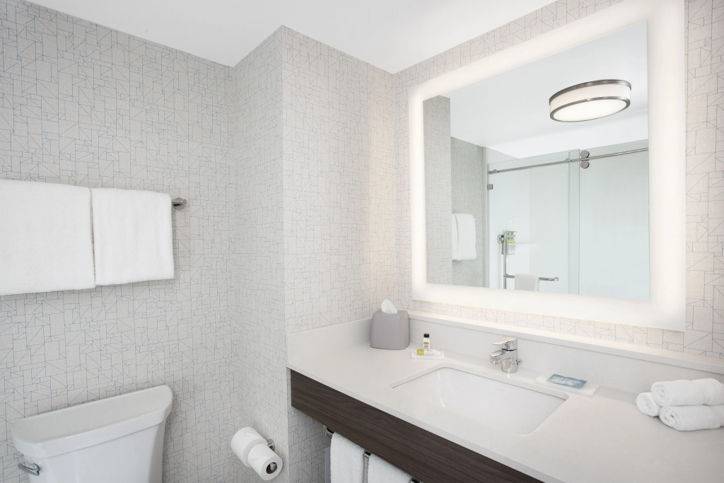 Holiday Inn Express Hotel & Suites Ottawa Airport by IHG