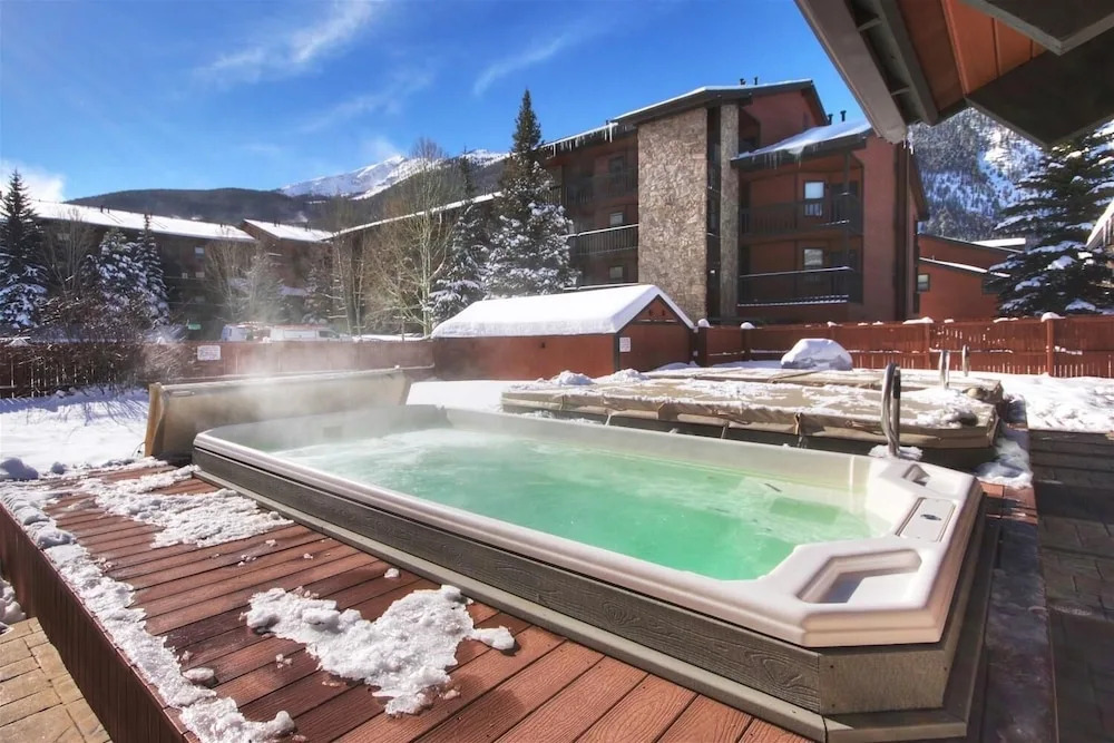 Mountainside  162h 2 Bedroom Condo by RedAwning