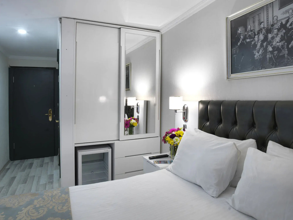 Monarch Hotel