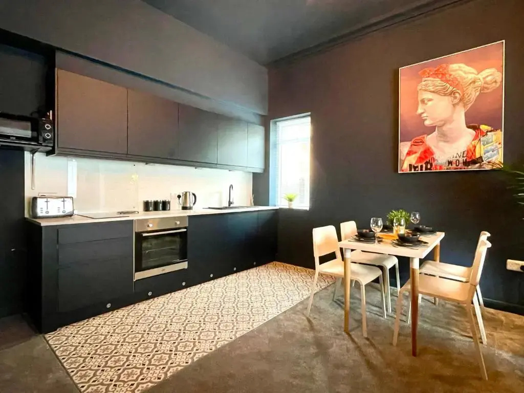 Stunning & Stylish 2 Bedroom Apartment! - 5 Minute Walk to the Best Beach! - Great Location - FREE Parking - Netflix - Fast WiFi - Smart TV - Newly decorated - sleeps up to 4! Close to Bournemouth & Poole Town Centre & Sandbanks