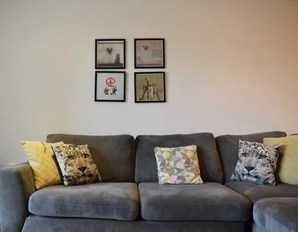 1 Bedroom Flat Near Old Street With Balcony