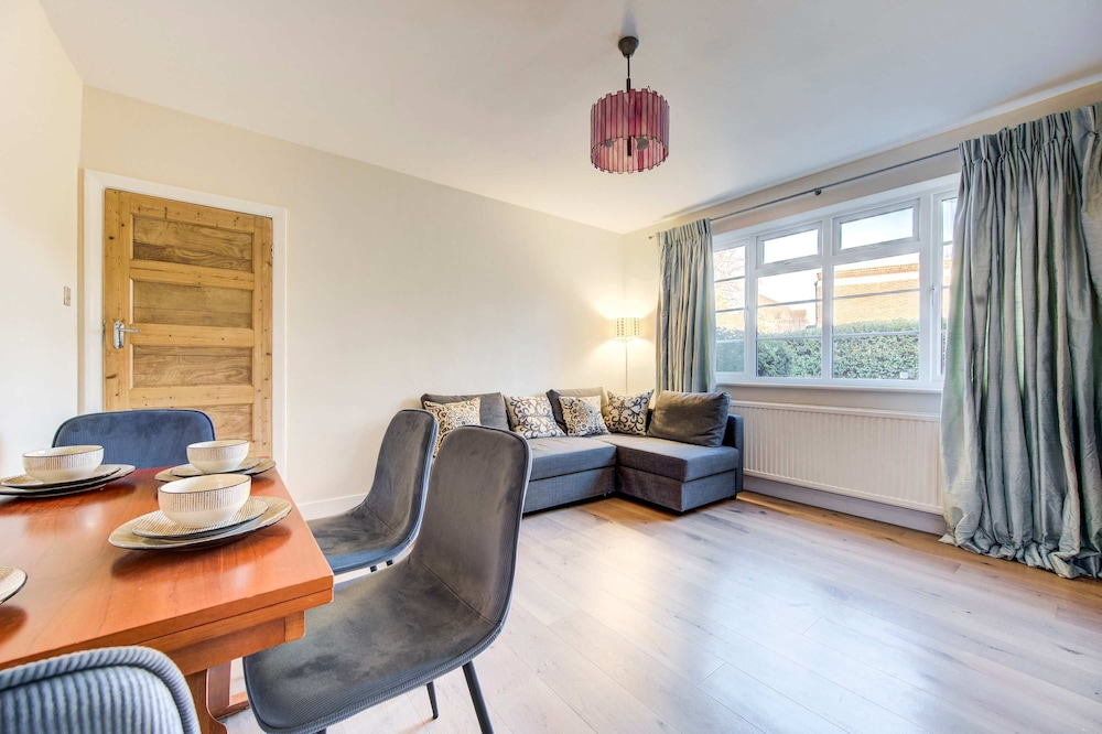 Modern Flat Near Pitshanger Park