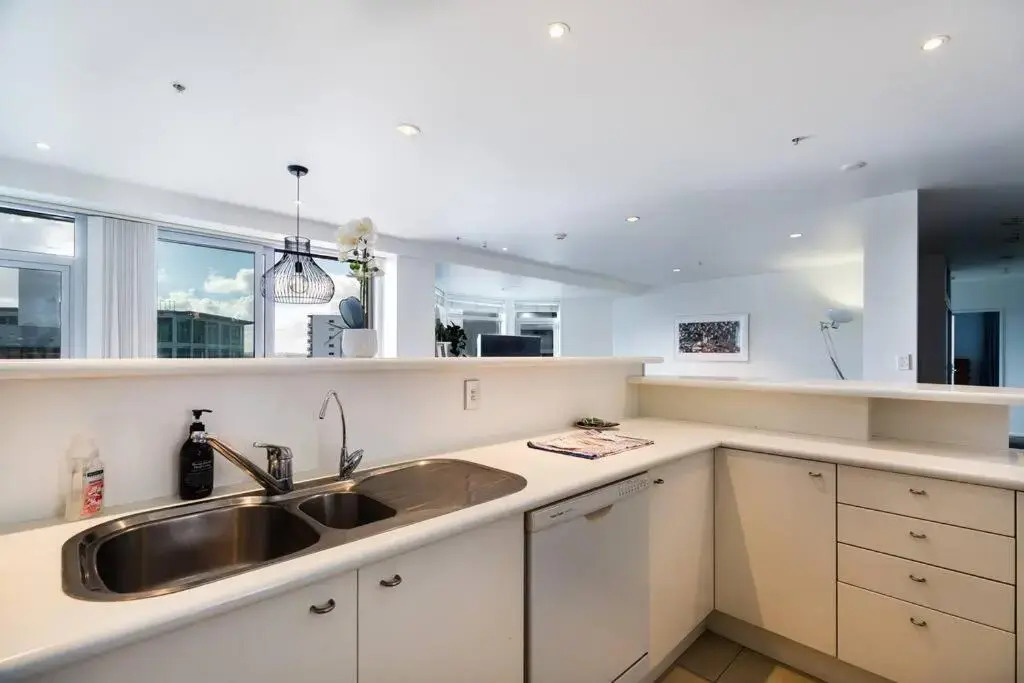 Stunning Three Bedroom Home Near Sky Tower