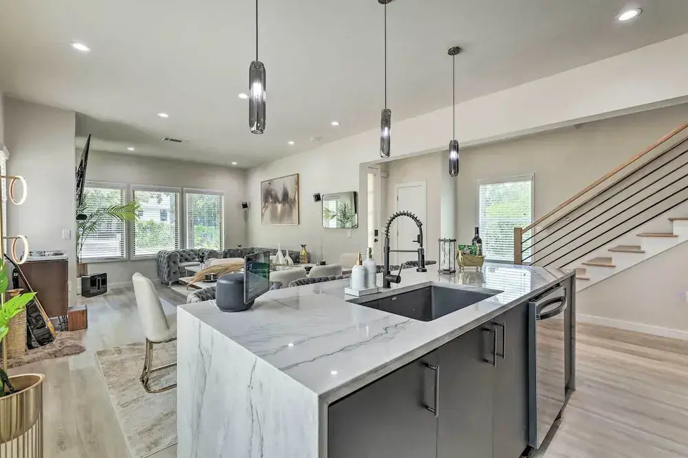 Luxury Smart Home 1 Mi to Mercedes-benz Stadium!