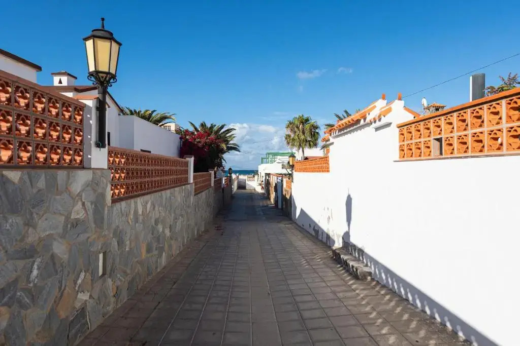 Apartment with pool and terrace 1 min from the Beach