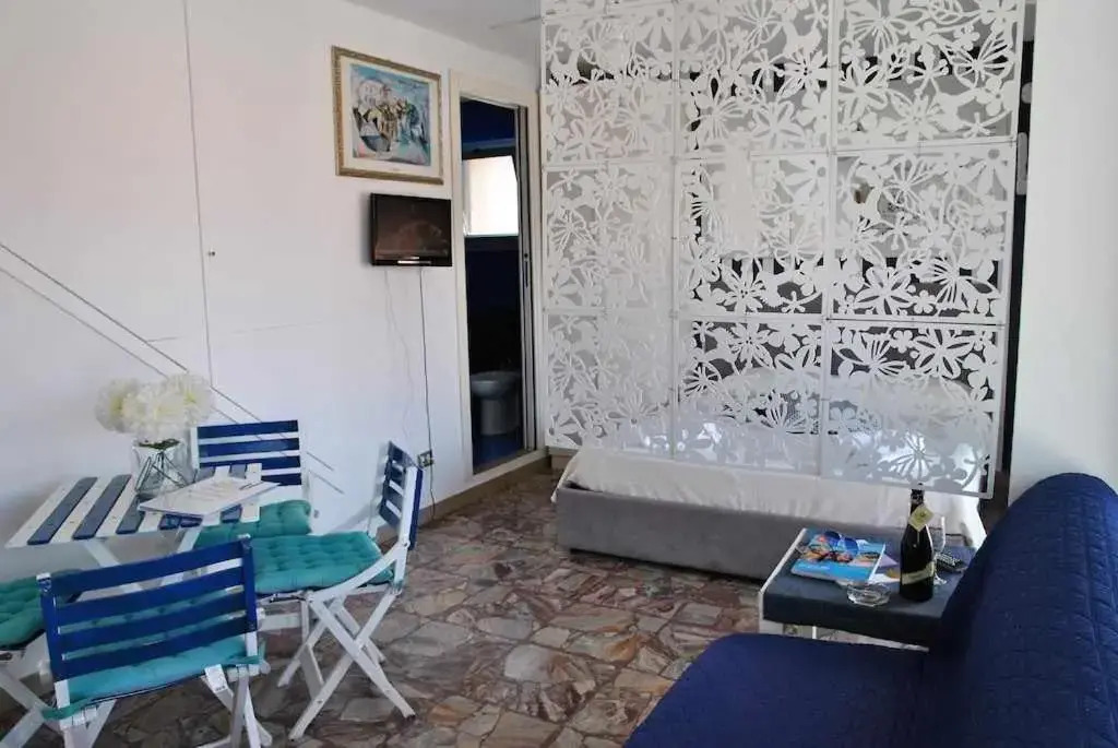 ATTICO BLU monolocale a 50 mt dal mare