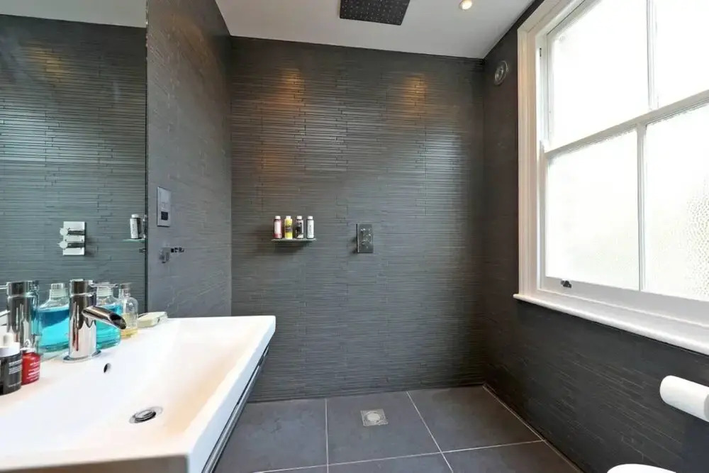Newly Renovated 3 Bedroom Flat with Terrace