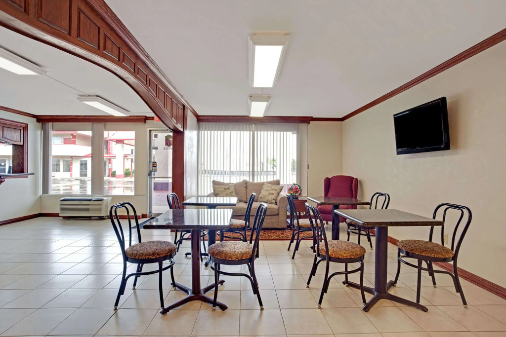 Super 8 by Wyndham Oklahoma/Frontier City