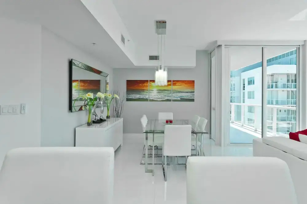 Vizcayne Luxury Condo by 1stHomeRent